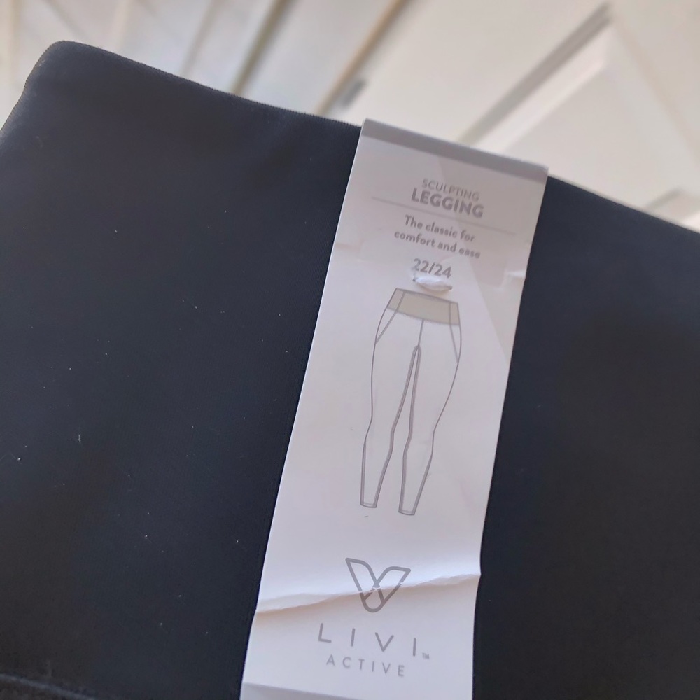 NWT Livi Active Sculpting Leggings size 22/24